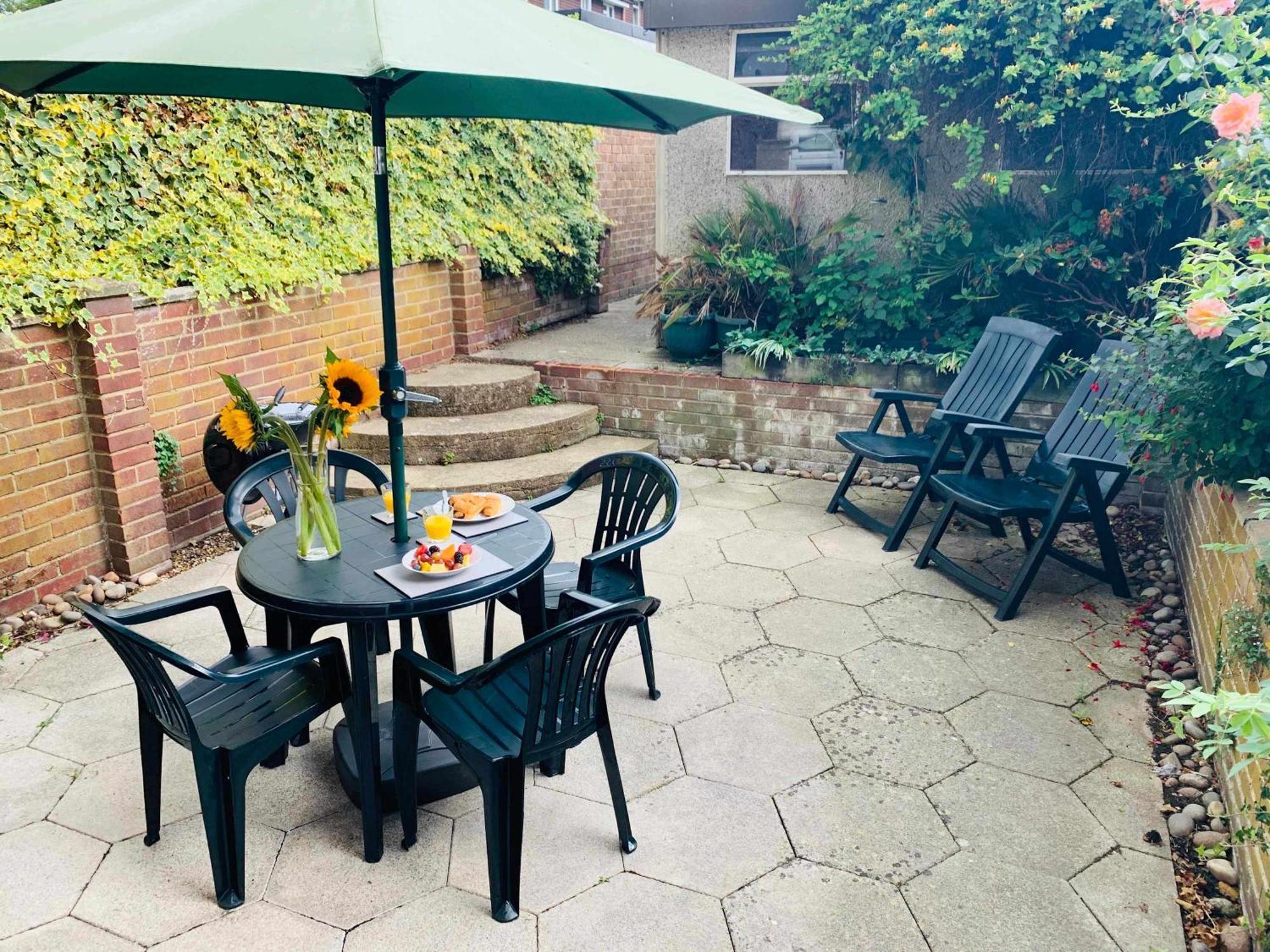 Spacious House, Free Parking & Patio Garden Farnham  Zewnętrze zdjęcie
